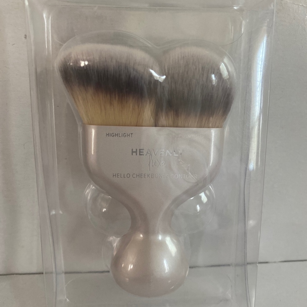 IT COSMETICS Heavenly Luxe Hello Cheekbones Contour Brush #19 $48